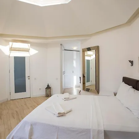 Sleeps 8 With Pool Air Con And Wifi