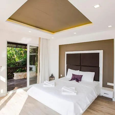 Sleeps 8 With Pool Air Con And Wifi