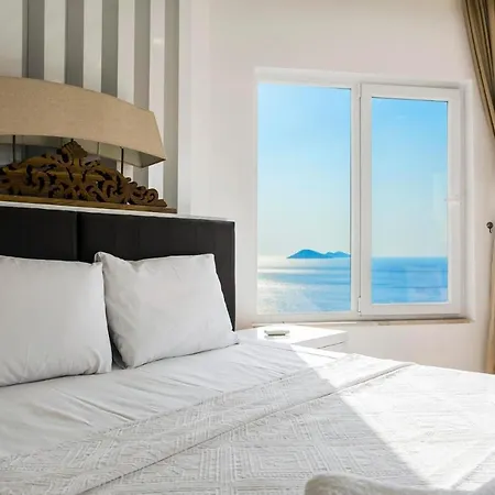 Villa Sleeps 8 With Pool Air Con And Wifi