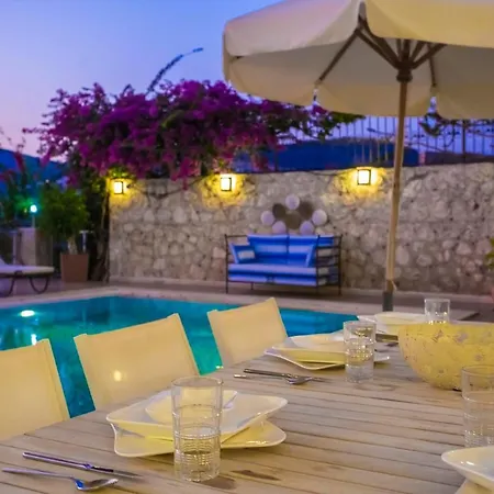 Sleeps 8 With Pool Air Con And Wifi
