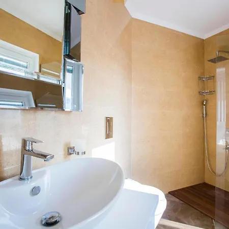 Sleeps 8 With Pool Air Con And Wifi