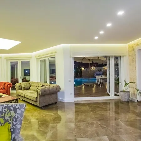 别墅 Sleeps 8 With Pool Air Con And Wifi