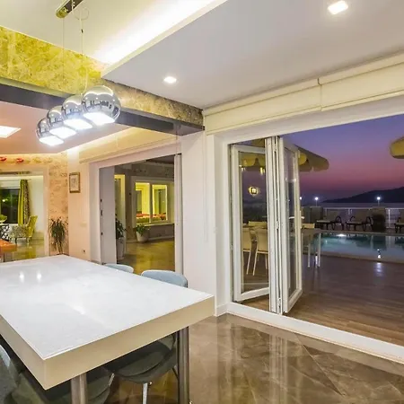 Sleeps 8 With Pool Air Con And Wifi 别墅