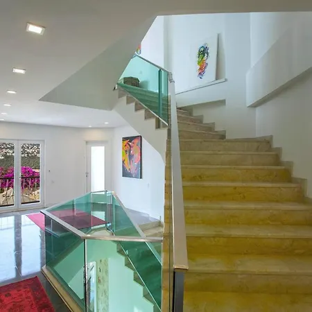 别墅 Sleeps 8 With Pool Air Con And Wifi